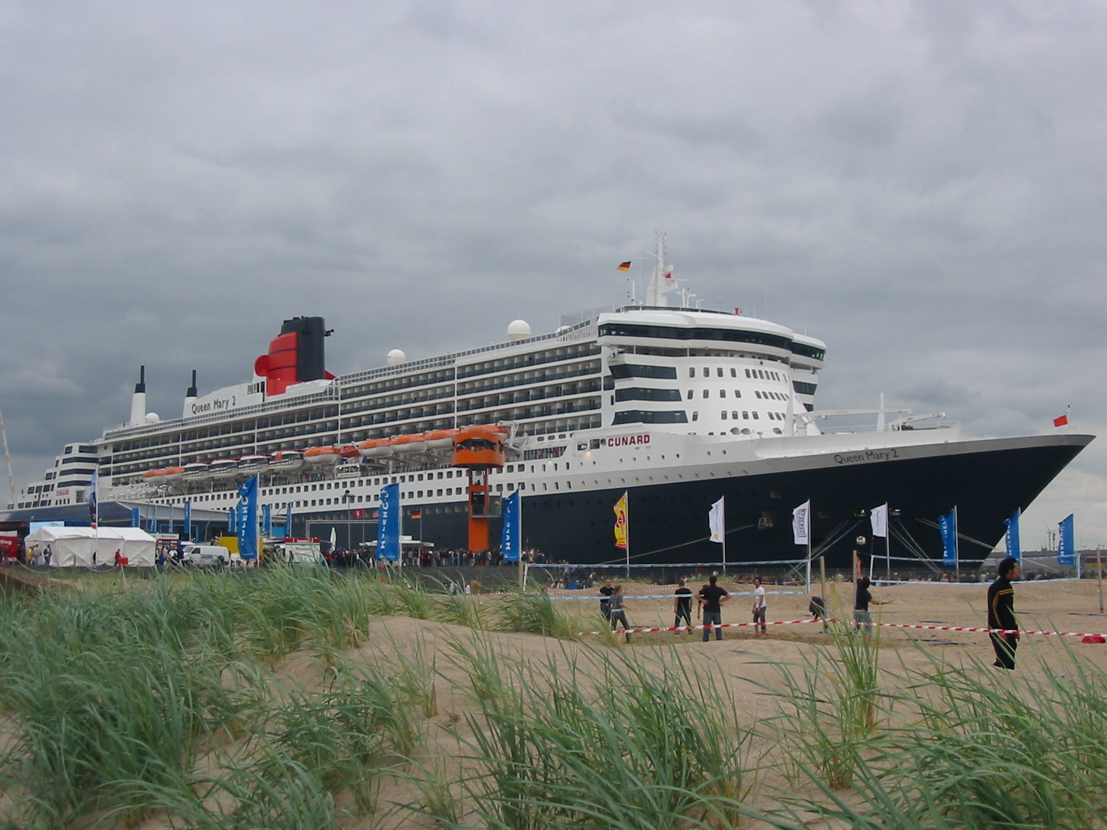 QM2 im Hamburger Hafen